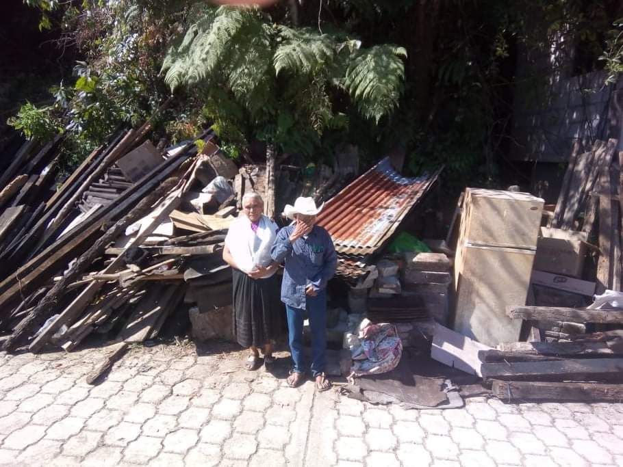 Policía de Tlaola desaloja con lujo de violencia a pareja de ancianos