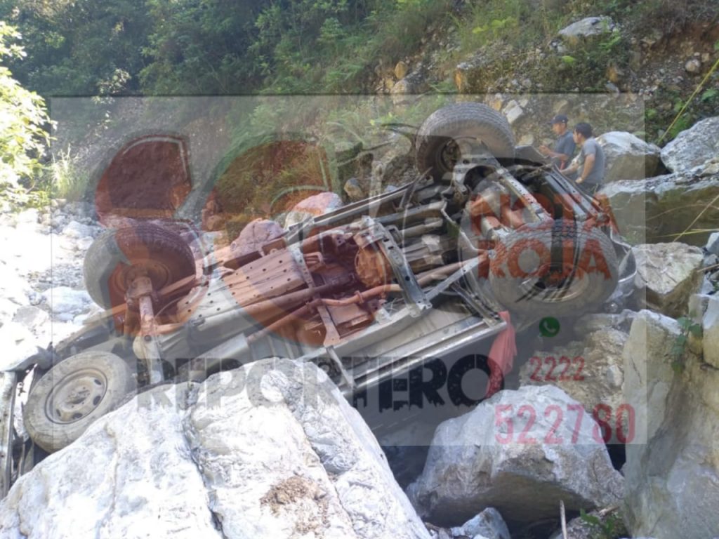 Un muerto, saldo de volcadura  de camioneta en Xicotepec