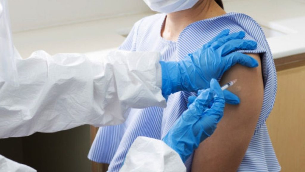 Millones de trabajadores sanitarios están sin vacunar contra el COVID-19 por las barreras políticas y empresariales
