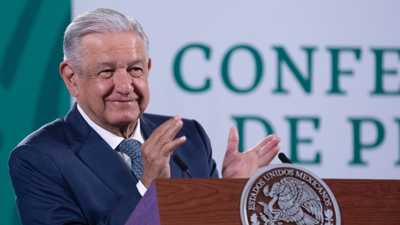 AMLO rechaza que iniciativa de reforma eléctrica cancele permisos para paneles solares