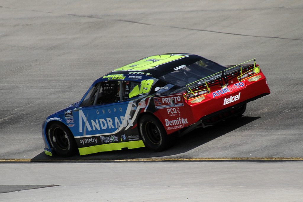 Con paso firme, Noel León marca la pauta en NASCAR Challenge