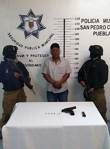 Desde San Pedro Cholula: Policía municipal asegura a un masculino por presunta portación ilegal de arma de fuego
