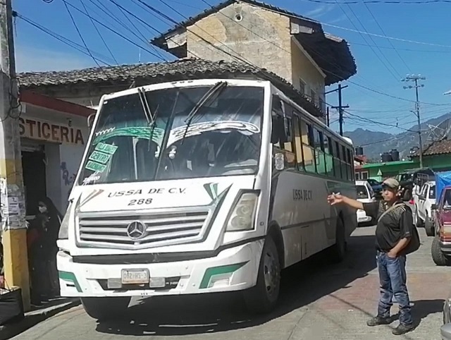Falta de agentes de tránsito en Huauchinango obliga a un particular a tratar de poner orden en el tráfico