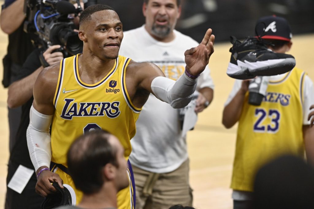 Sin James, Lakers vencen a Spurs en OT