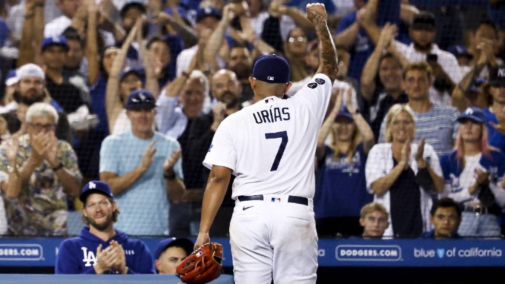 El lanzador mexicano Julio Urías logra 20 triunfos en una temporada de las Grandes Ligas