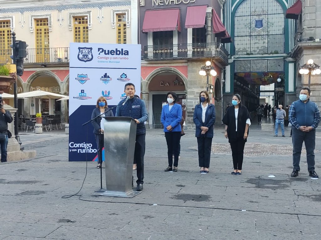 Eduardo Rivera solicita a trbajadores hacer su labor con cariño y pasión para atender a la gente