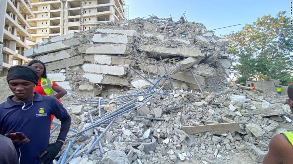 Se derrumba un edificio en construcción de 21 pisos en Nigeria: temen que haya personas atrapadas