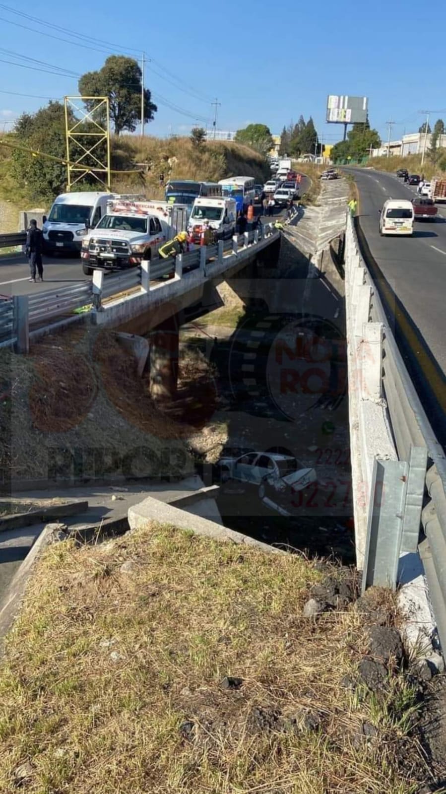 Cae auto del puente de Toxpa en Tlaxcala y deja dos personas sin vida.