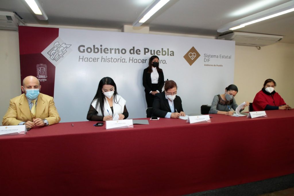 Para contribuir a la formación de jóvenes, SEDIF firma convenio con universidades