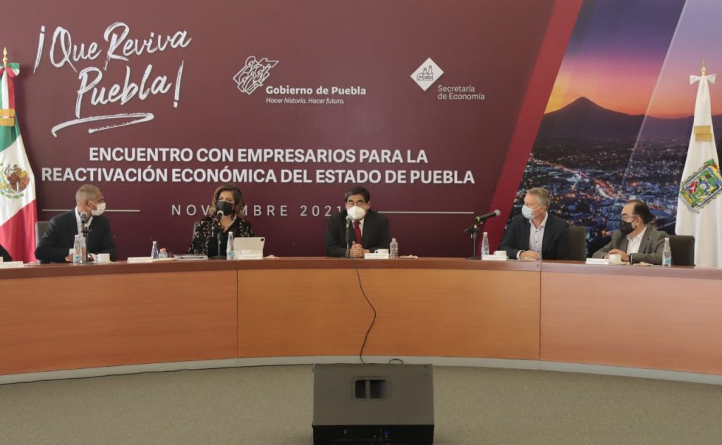 Política industrial de largo plazo, reitera Miguel Barbosa ante empresarios