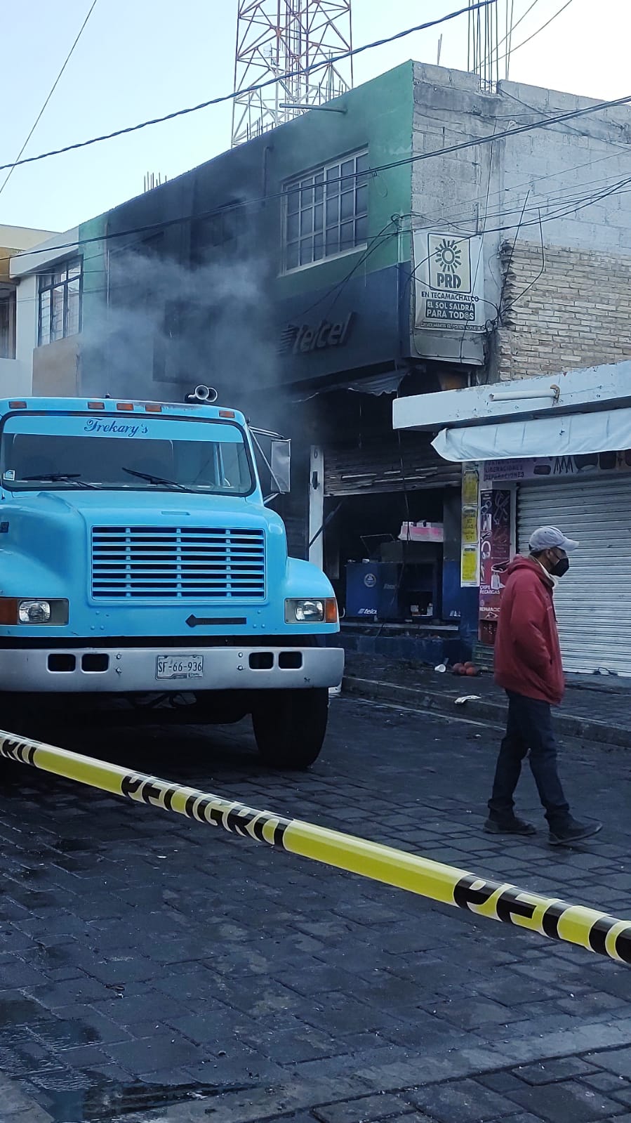 Incendio en locales de Tecamachalco deja daños materiales por varios miles de pesos