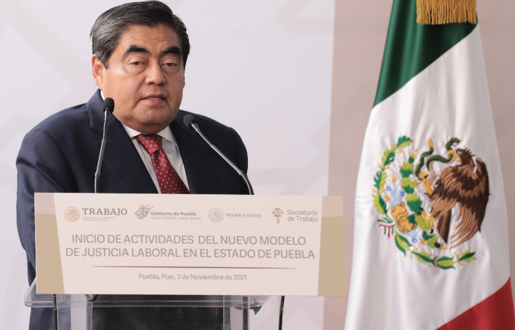 Para evitar abusos, gobierno de Puebla buscará regular costes y gastos de abogados, anuncia MBH