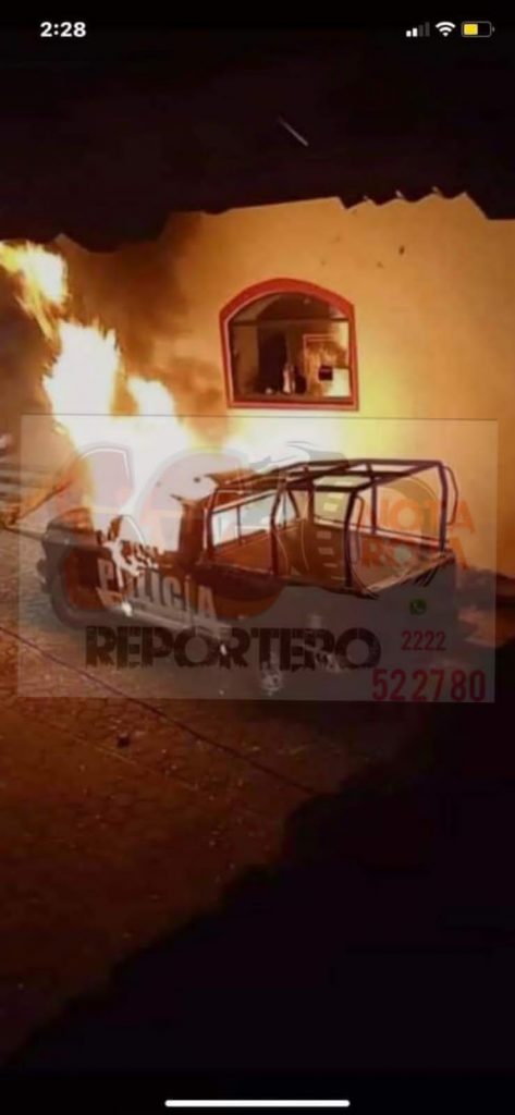 Quema de cohetes incendia una patrulla en Olintla Puebla.
