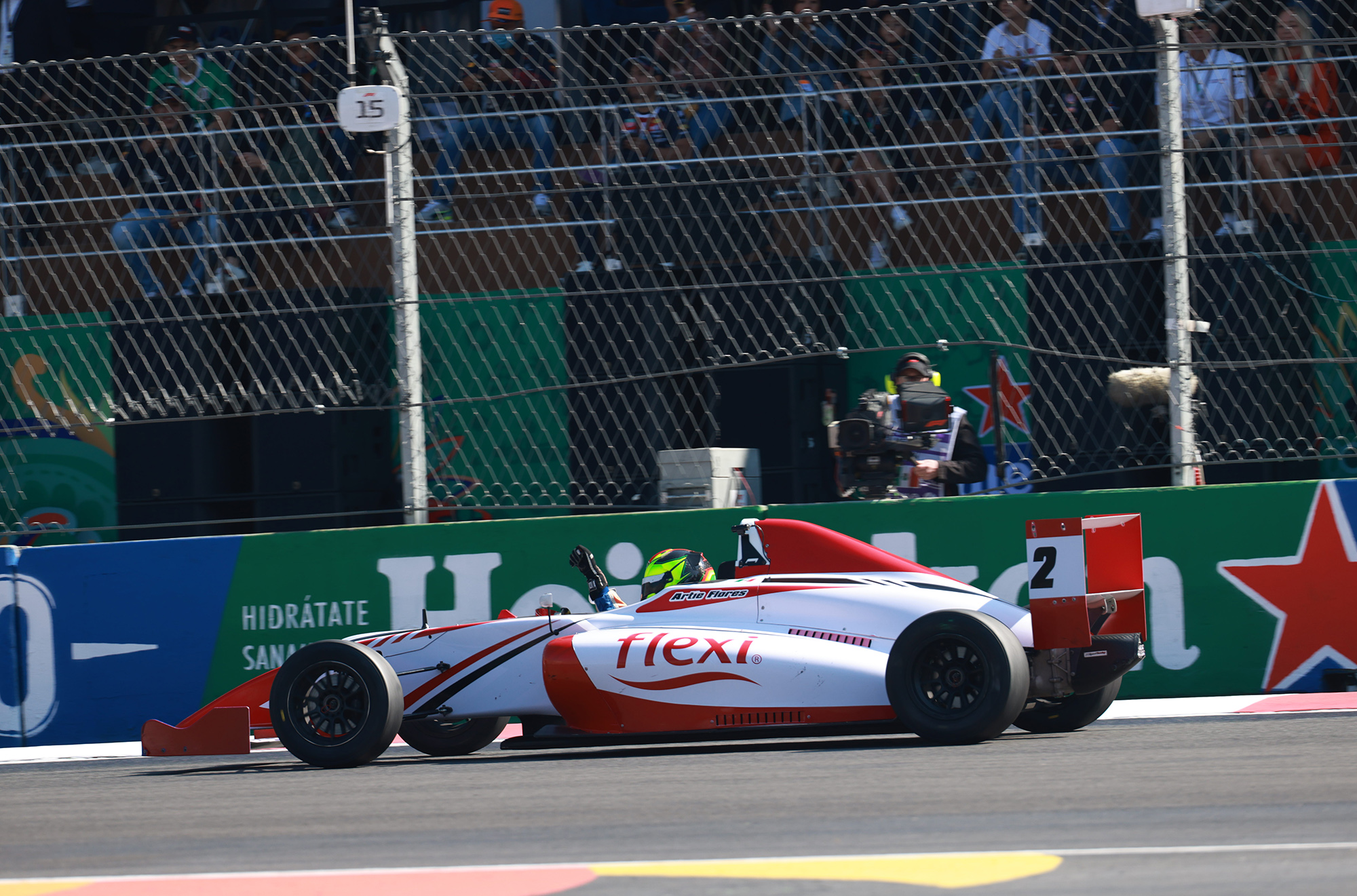 Artie Flores Triunfa En El Gran Premio De México Dentro De La Fia F4