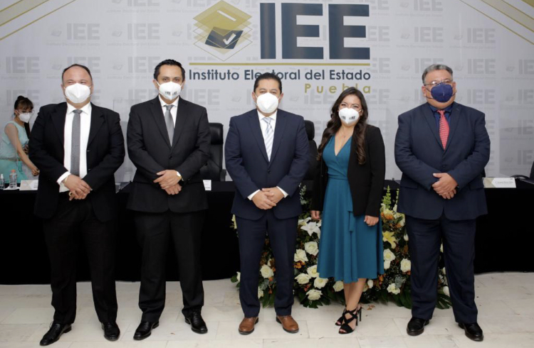 Rinden protesta consejeros electorales del IEE