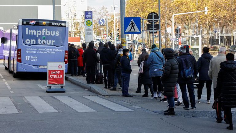 Austria decretó un confinamiento y vacunación obligatoria contra el COVID para toda la población