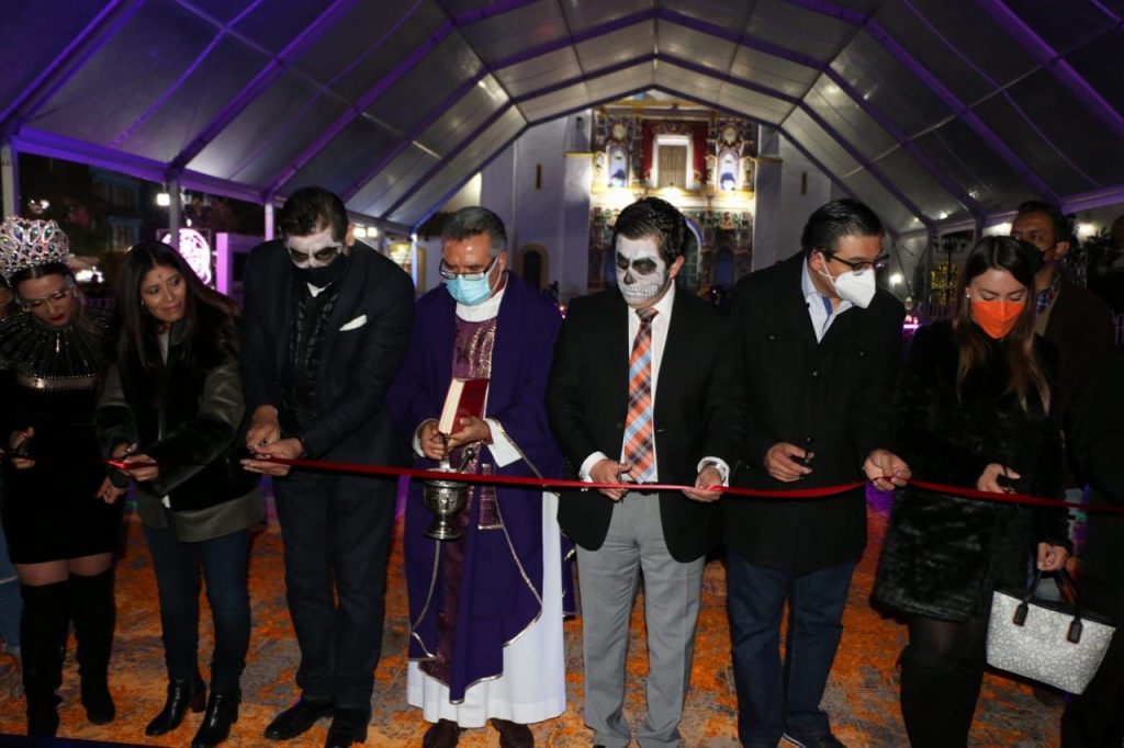 Con tradicional caminata de antorchas, Chignahuapan celebra 24 años de ofrenda monumental.