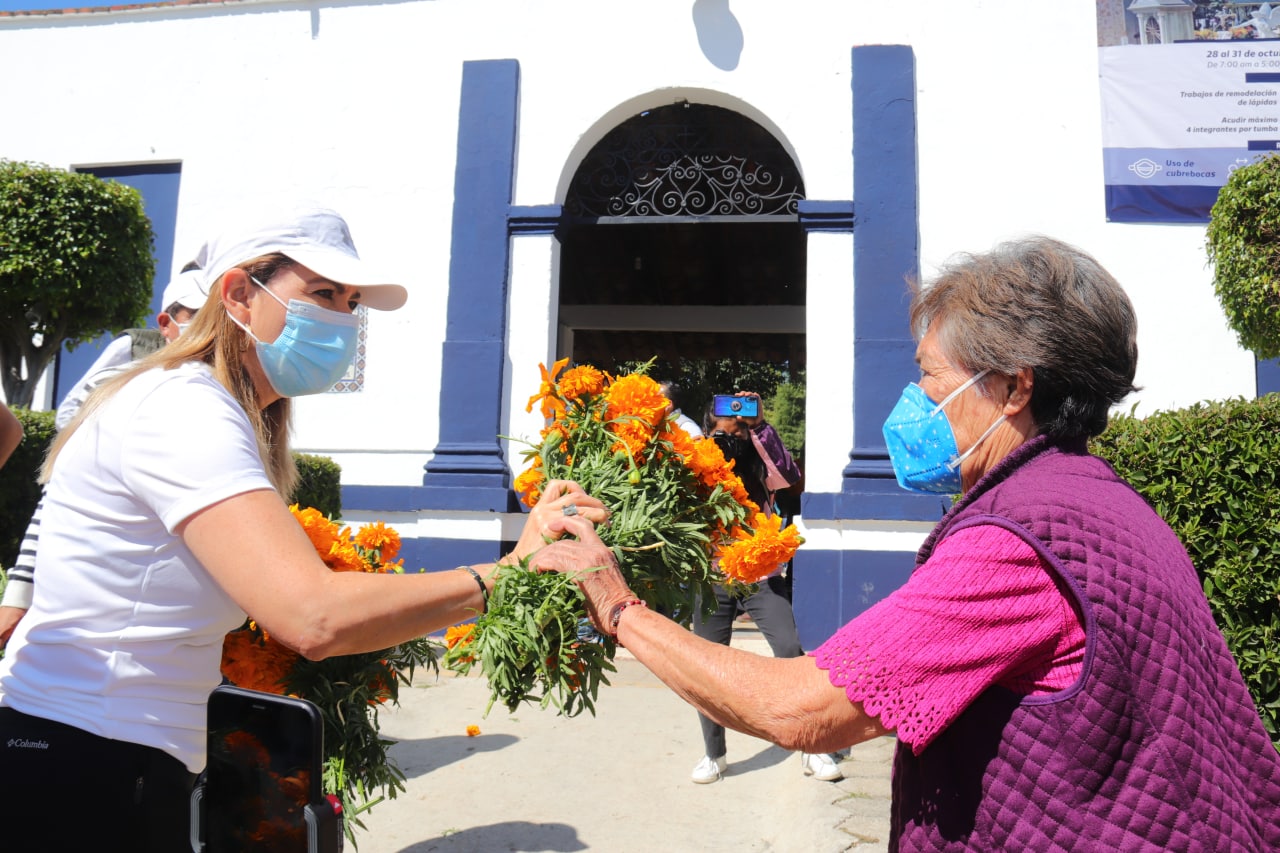Paola Angón recorre cementerios de San Pedro Cholula