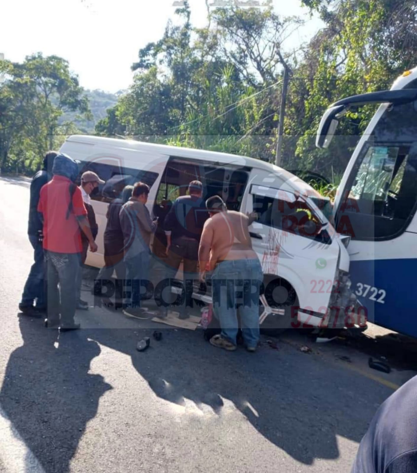 20 lesionados en accidente entre dos unidades de transporte público en Tuzamapan