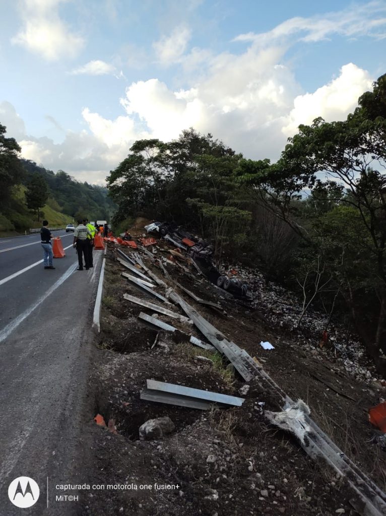 Vuelca camión con leche en la México-Tuxpan