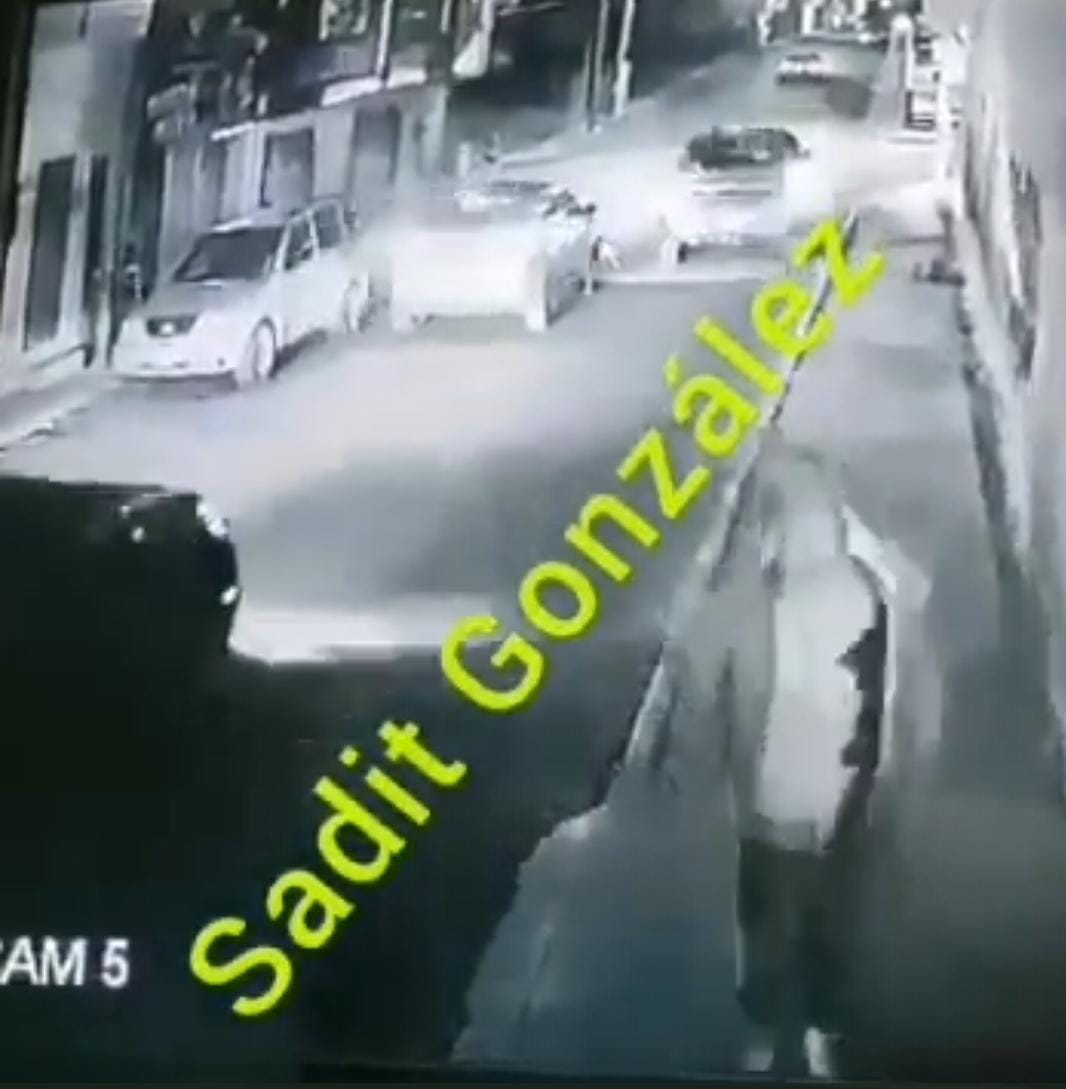 Video desde Puebla: Sujeto logra evitar que hampón con arma larga le quite su camioneta en San Pablo del Monte