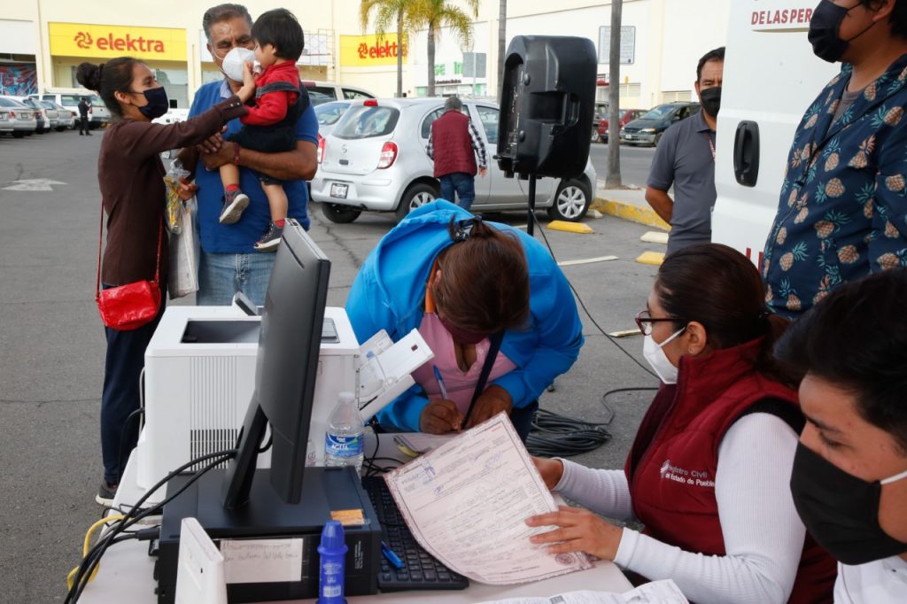 Benefician SEDIF y Registro Civil a más familias con registros de nacimiento gratuitos