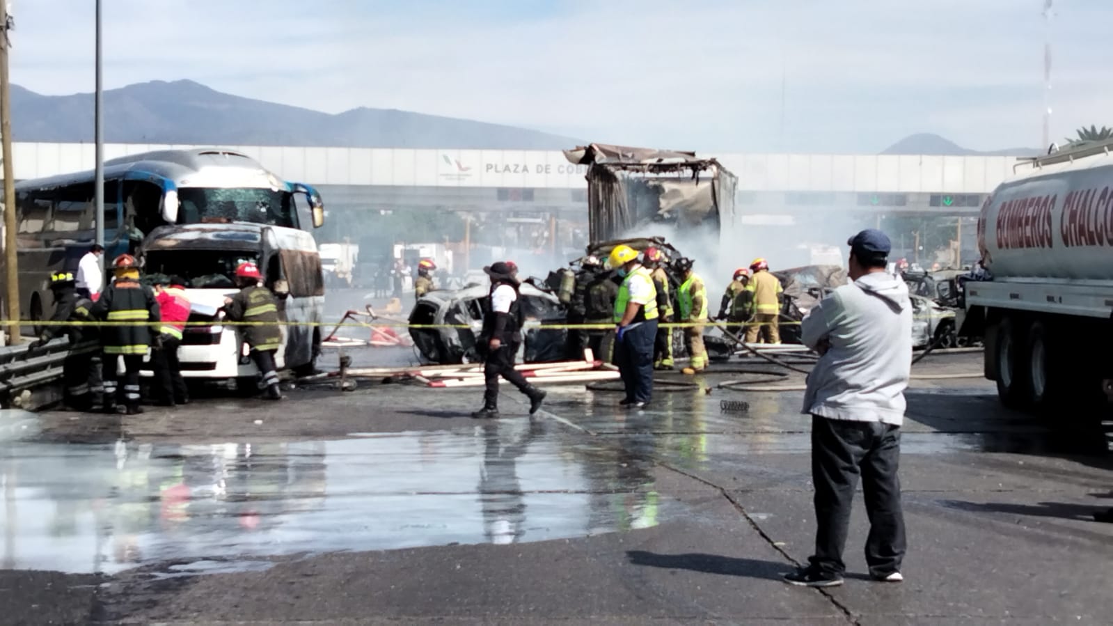 ¡Video y tragedia en la México-Puebla¡; 14 muertos en la caseta San Marcos por carambola y explosión