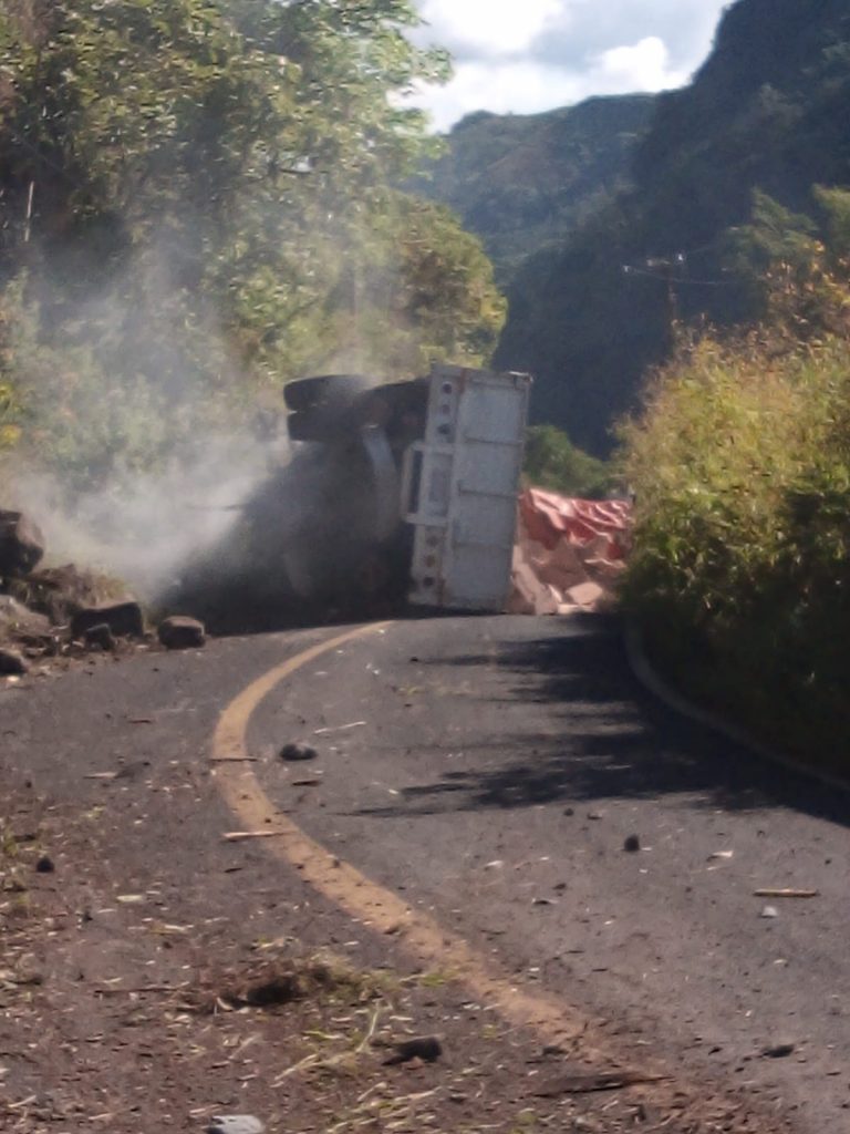 Se vuelca camión de carga en la “Garganta del Diablo”, Zihuateutla