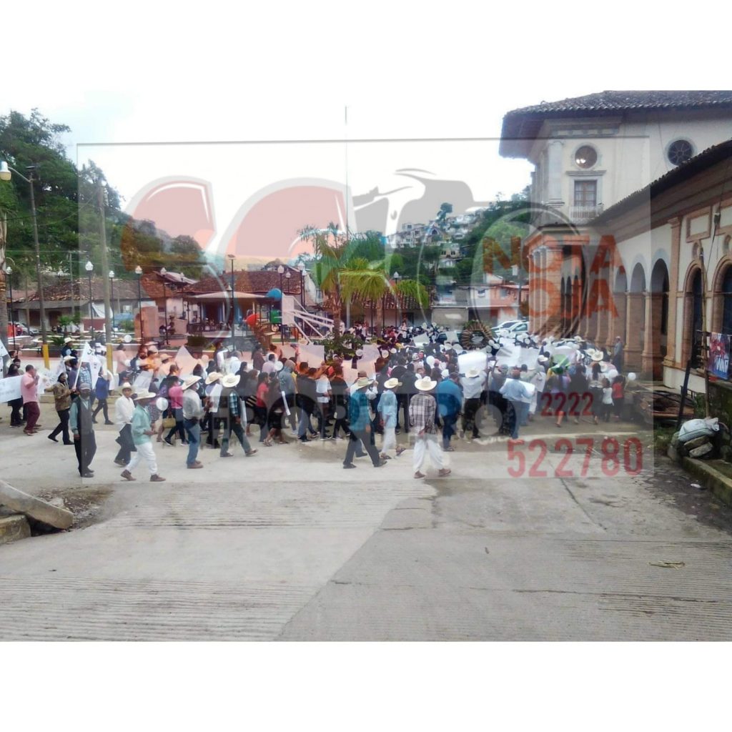 Video desde Puebla: Vecinos de Hueytlalpan protestan por el doble homicidio de una pareja