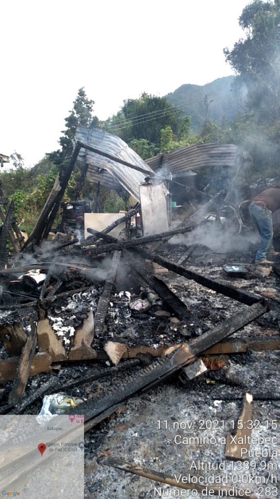 Familia humilde de Huauchinango pierde su casa por incendio