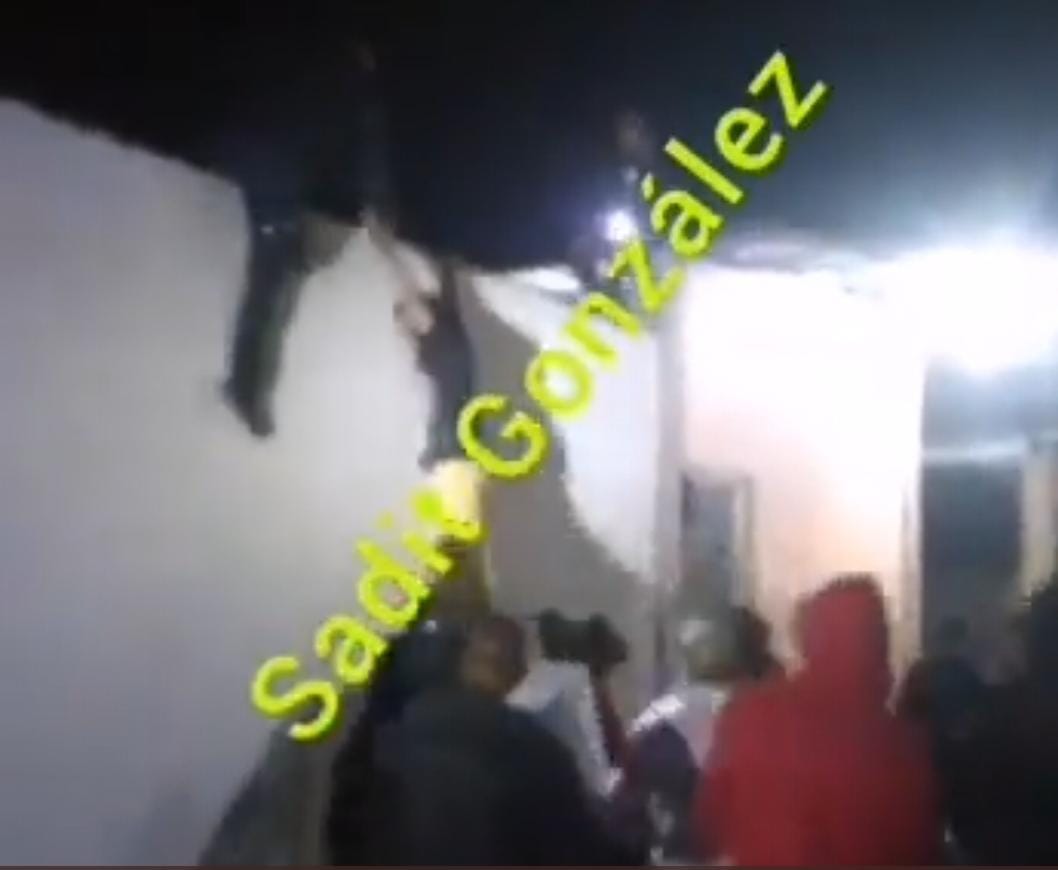Video desde Puebla: En Xalmimilulco detienen y golpean a presunto ladrón, dos se sus cómplices escaparon.