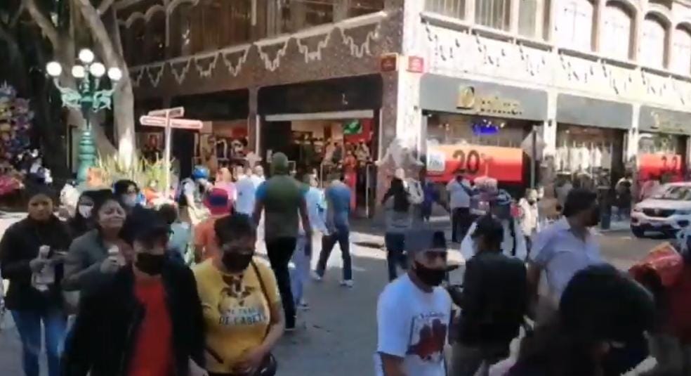 Video desde Puebla: La gente abarrota el centro histórico por el Buen Fin…ante la amenazade la 4ta ola Covid