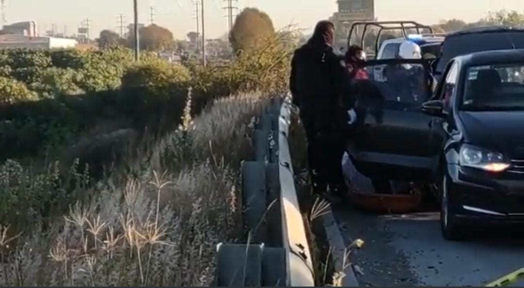 Video desde Puebla: Encuentran encajuelado en un Vento Volkswagen sobre el periférico ecológico, en Cuautlancingo