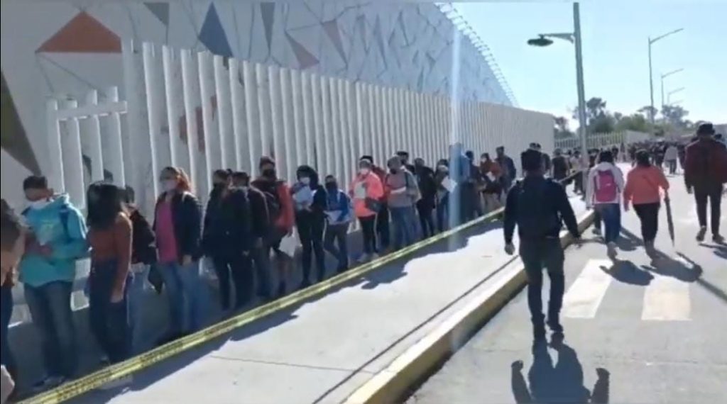 Video desde Puebla: Largas filas de jóvenes de 18 a 29 años en espera de vacuna en el Centro Expositor