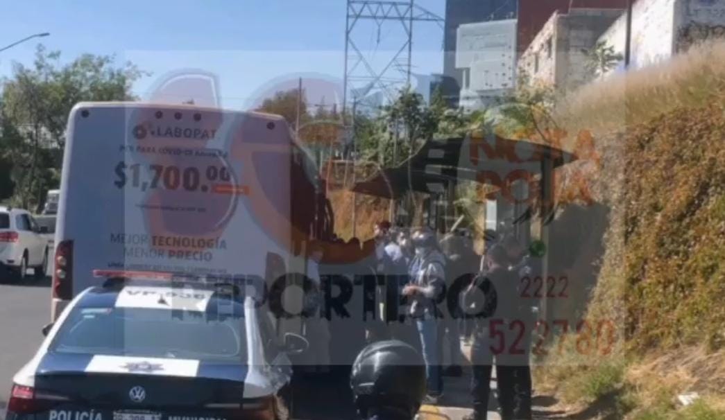 Video desde Puebla: Balean a hombre de la tercera edad durante asalto a camión en la Recta Cholula