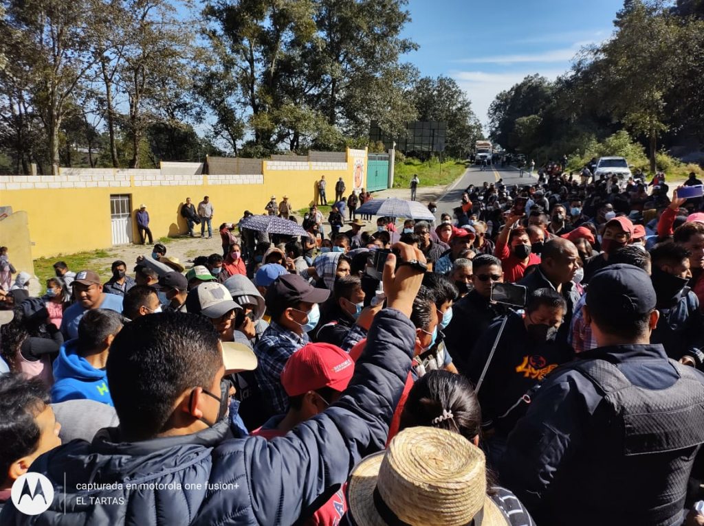 Pobladores de Xiutetelco bloquean la Teziutlán-Perote en defensa de su agua