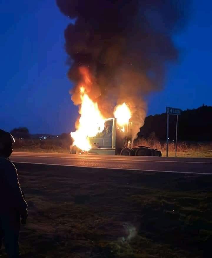 Se quema camión frente a Beristáin, en Ahuazotepec