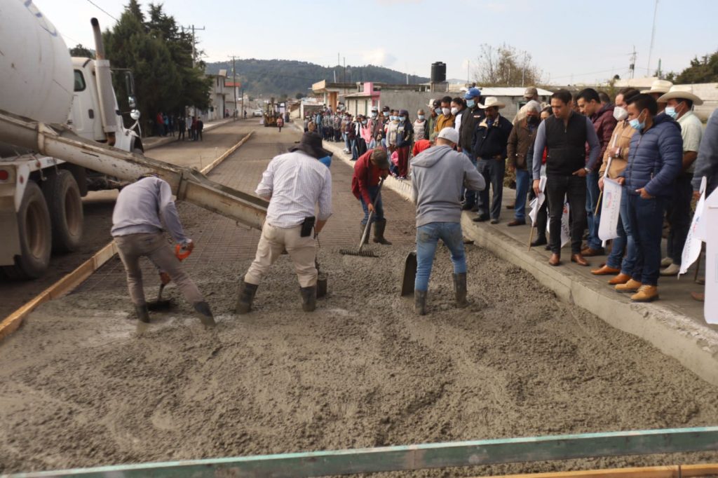 Lorenzo Rivera inicia pavimentación en Acoculco, en Chignahuapan