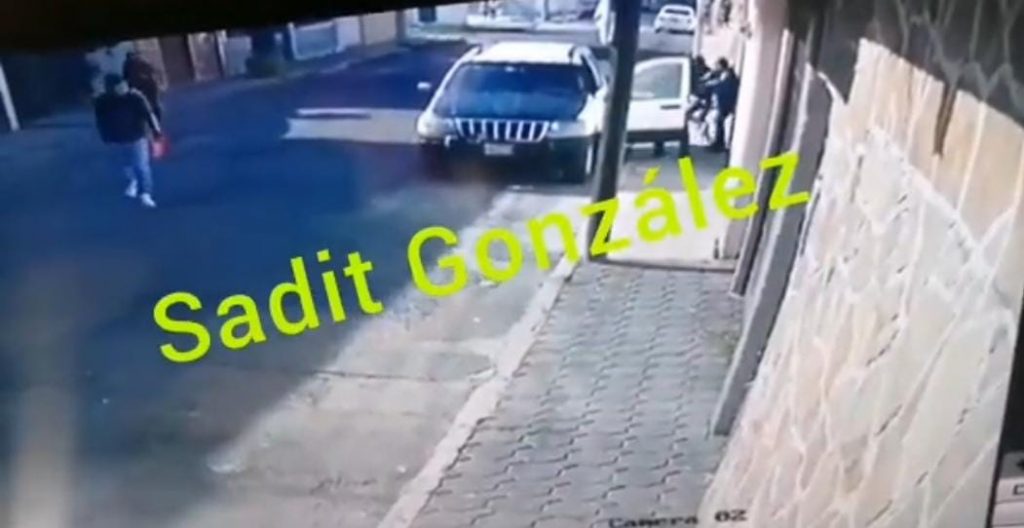 Video desde Puebla: Intentan levantar a mujer afuera de una escuela en la colonia Francisco I Madero