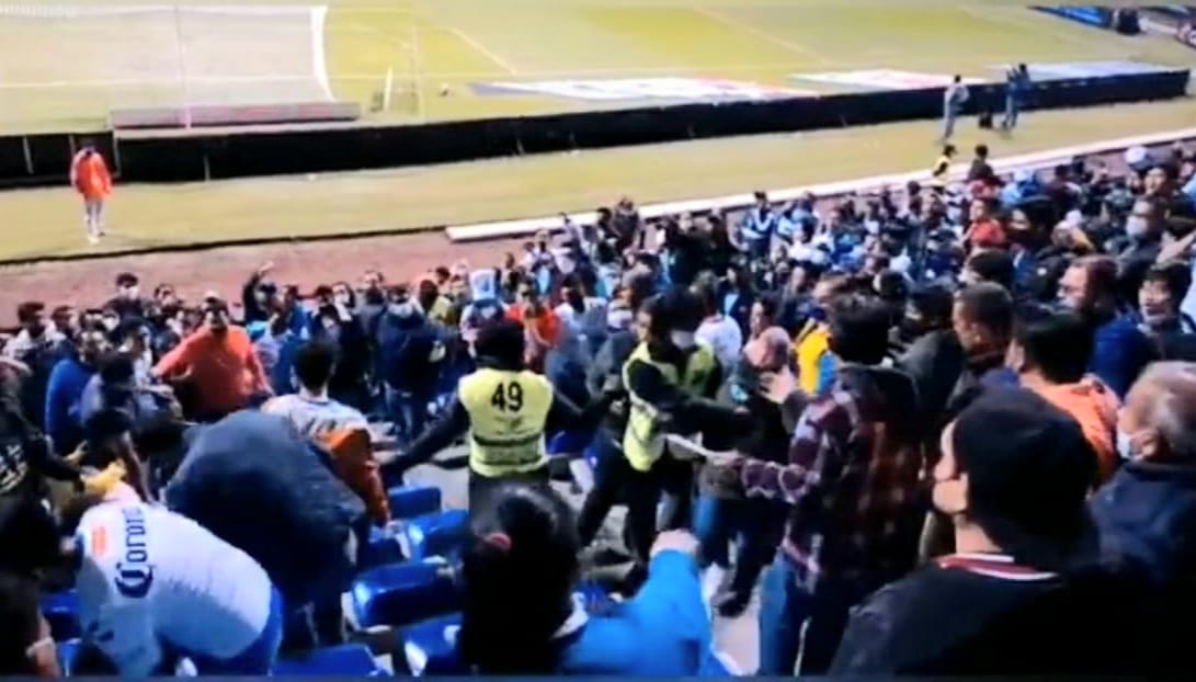 Video desde Puebla: Bronca entre aficionados de la franja, que saca la casta y gana 2-1 al León en la ida de los 4tos de final