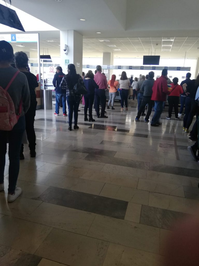 Largas filas y no respeto a los horarios en el canje de placas en el CIS