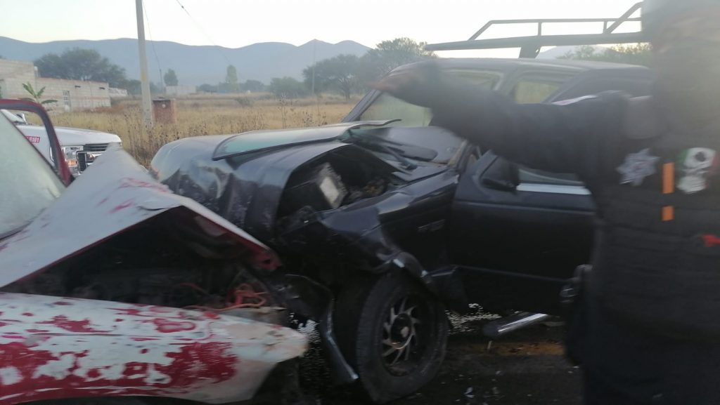 Fotonota: Choque frontal deja dos lesionados y daños materiales en Yehualtepec