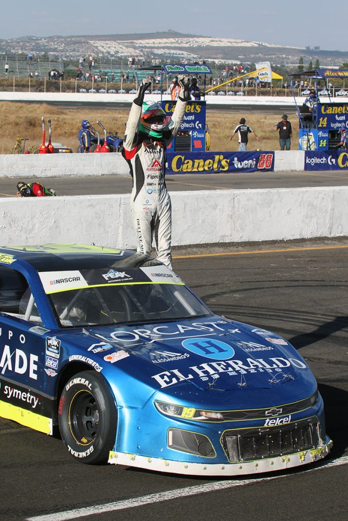 Noel León serio aspirante al título de NASCAR Challenge 2021