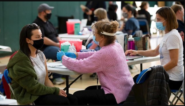 EU, a punto de aprobar refuerzo de vacunas contra Covid-19 para todos los adultos