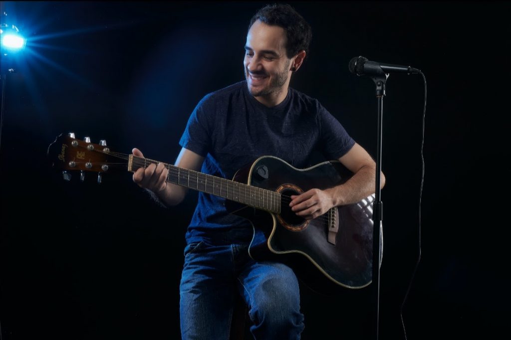 La introspección y el desamor son las claves del nuevo álbum del cantautor Emmanuel Talancón