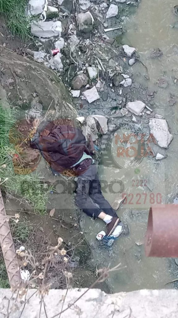 Video desde Puebla: Hallan cadáver de hombre al fondo de barranca en Puebla capital