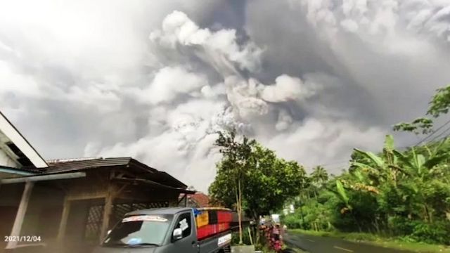 Las impresionantes imágenes de la erupción del volcán Semeru y la enorme nube de ceniza que arroja