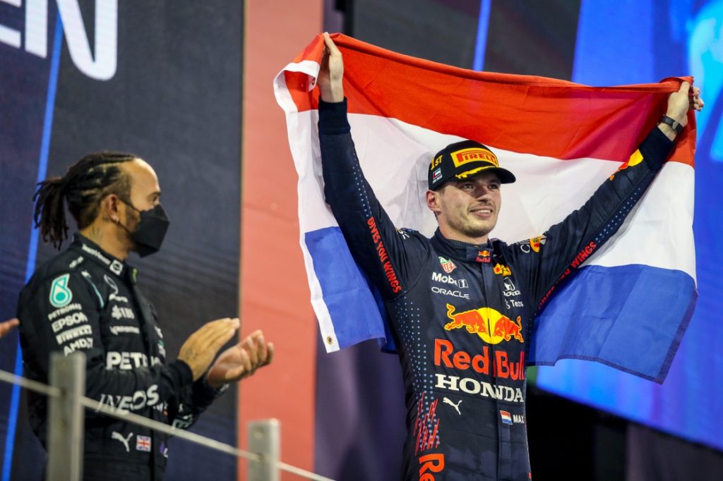 En la última vuelta, Verstappen le quita a Hamilton el título de la F1