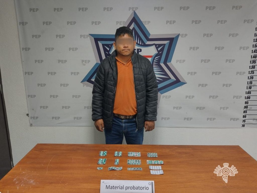 Detiene policía estatal a una persona en posesión de 140 pastillas aparentemente psicotrópicas