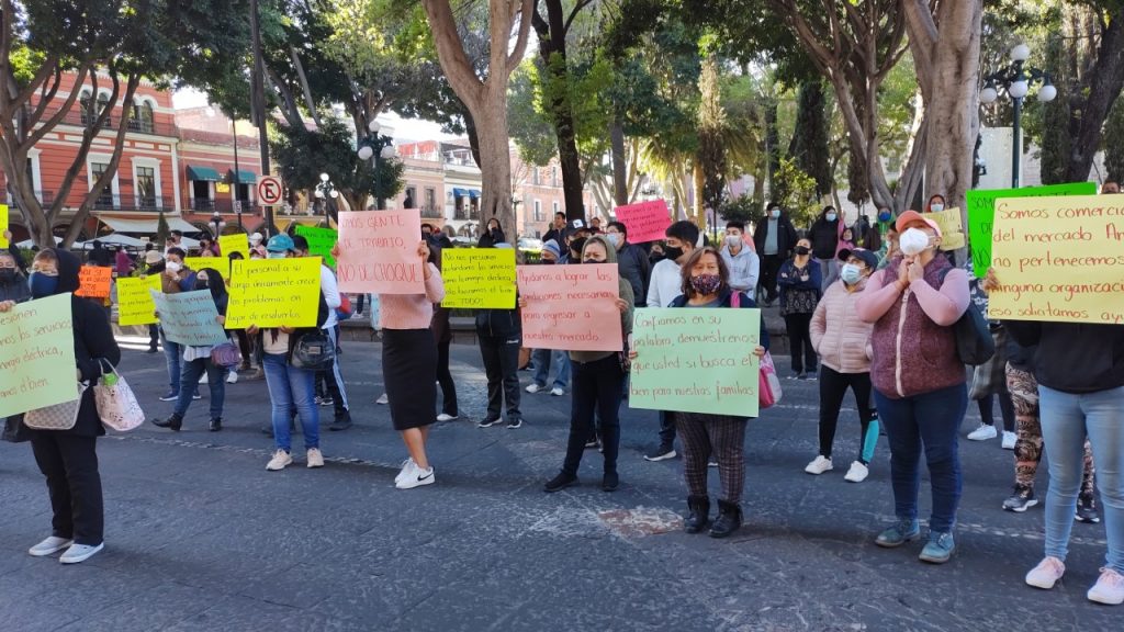 Video desde Puebla: Locatarios de Amalucan piden apoyo a Eduardo Rivera para que se remodele su mercado